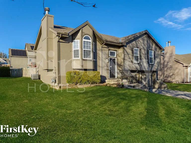 8810 NE 116th St — Photo 2