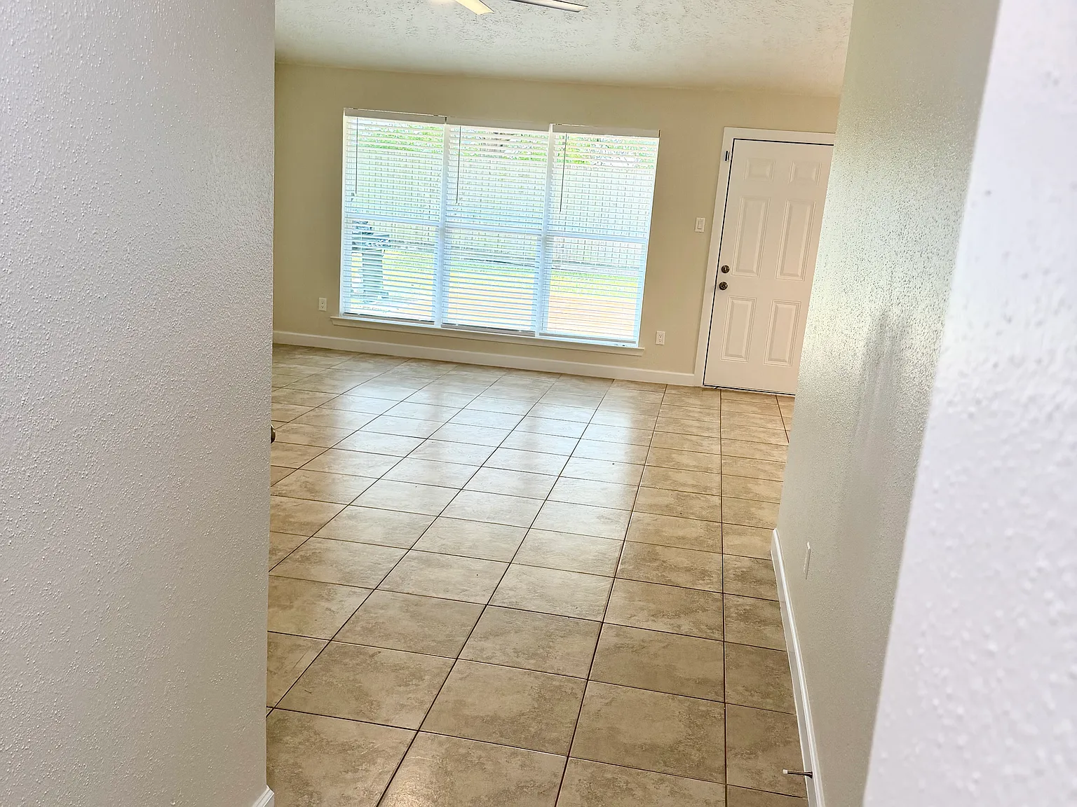 3 bed, 1214 sqft, $2,200 — Photo 2