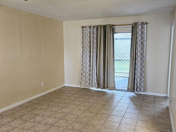 4th image of 3020 Sir Hamilton Cir #5