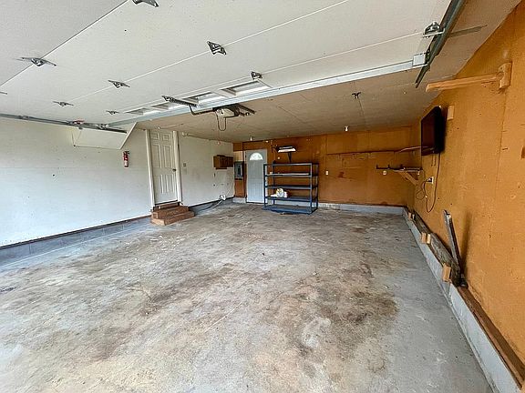 Attached garage 