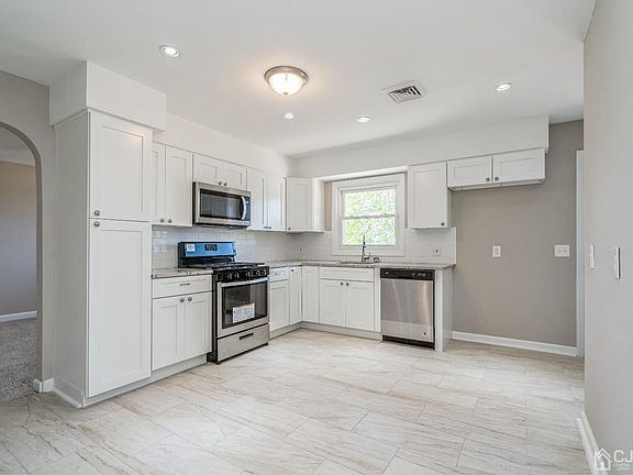 5th image of 133 N Edward St
