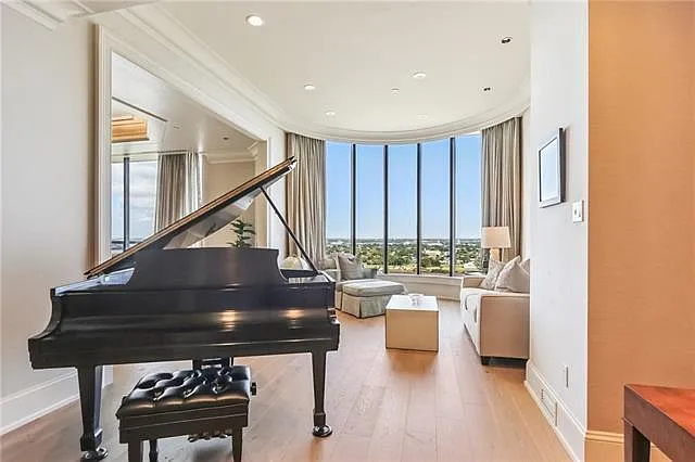 3 bed, 6.0 bath, 5000 sqft, $22,000 — Photo 4