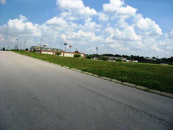 5th image of 801 Brighton Ct