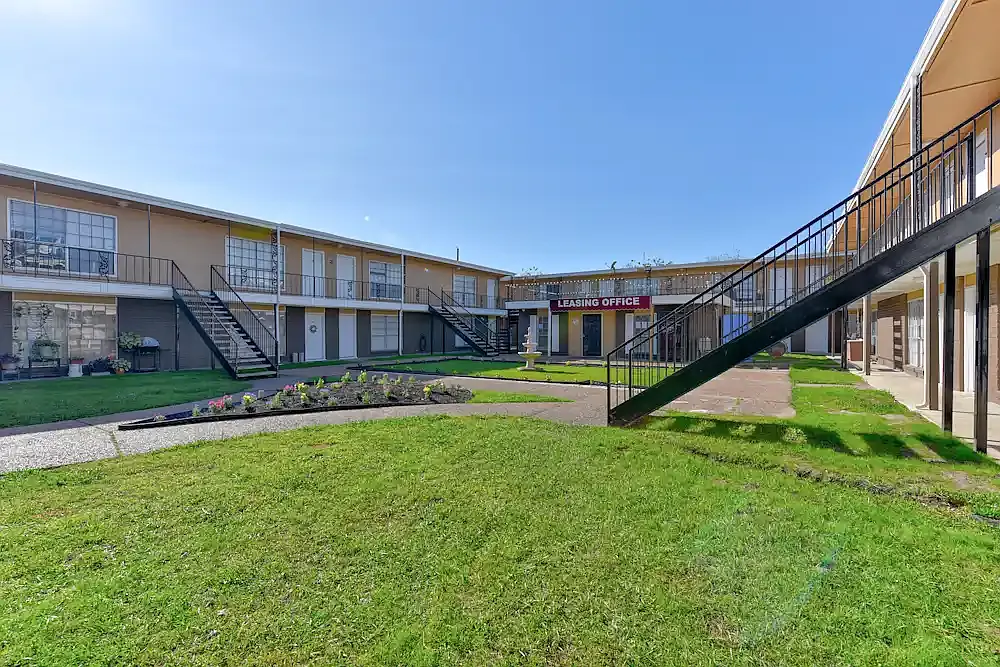 Schroeder Apartments — Photo 1