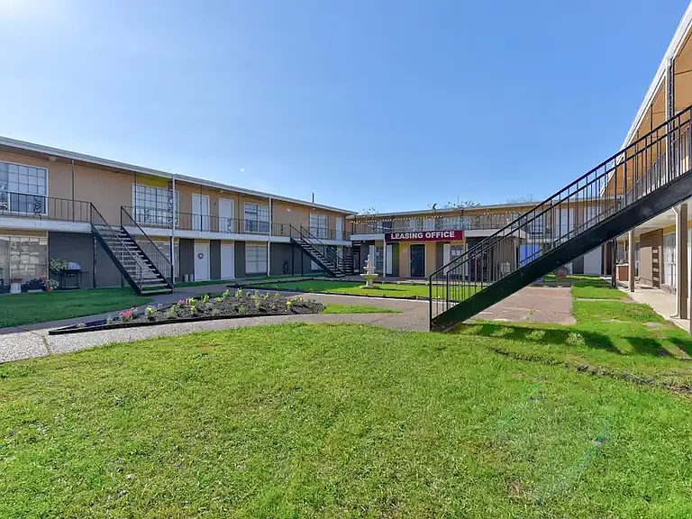 Schroeder Apartments — Photo 2