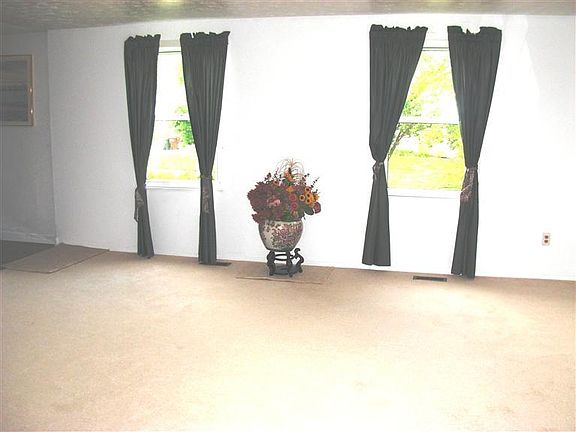 2nd image of 1371 Longacre Dr