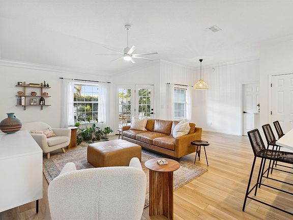 4th image of 891 Parkview Pl W