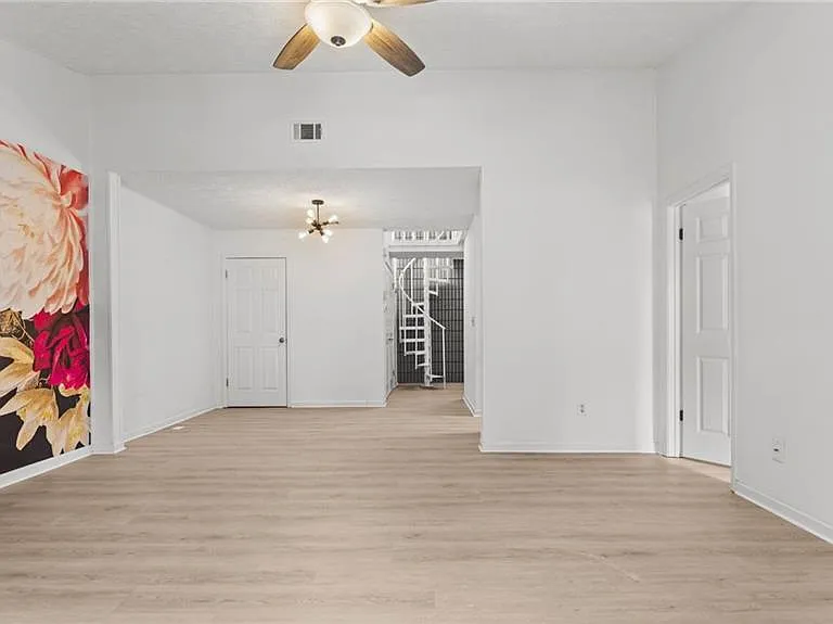 216 Goshen Ln — Photo 6