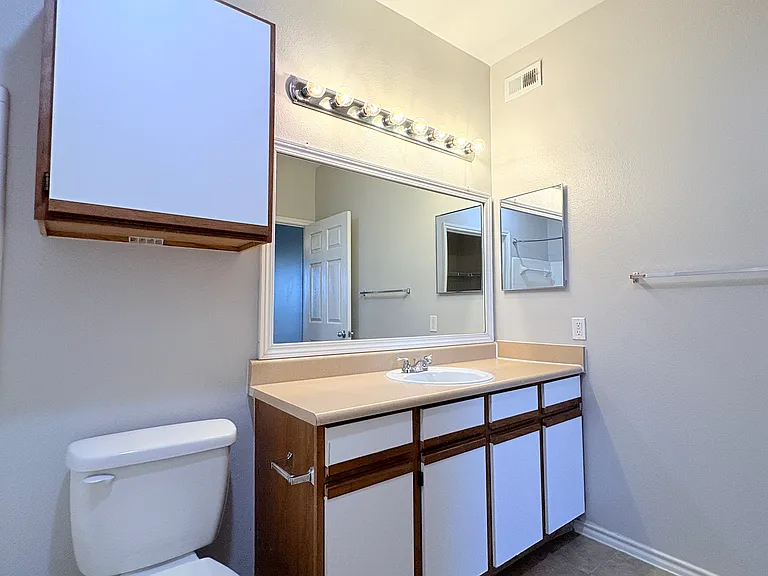 San Pedro Apartments — Photo 36