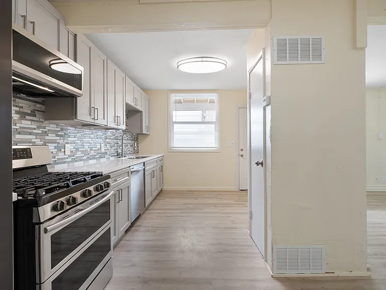1647 E 6th St #B — Photo 1