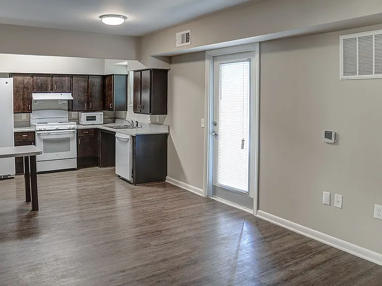 Bell Diamond Manor — Photo 14