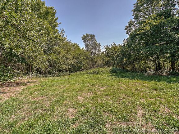3rd image of 1017 Valley Dr