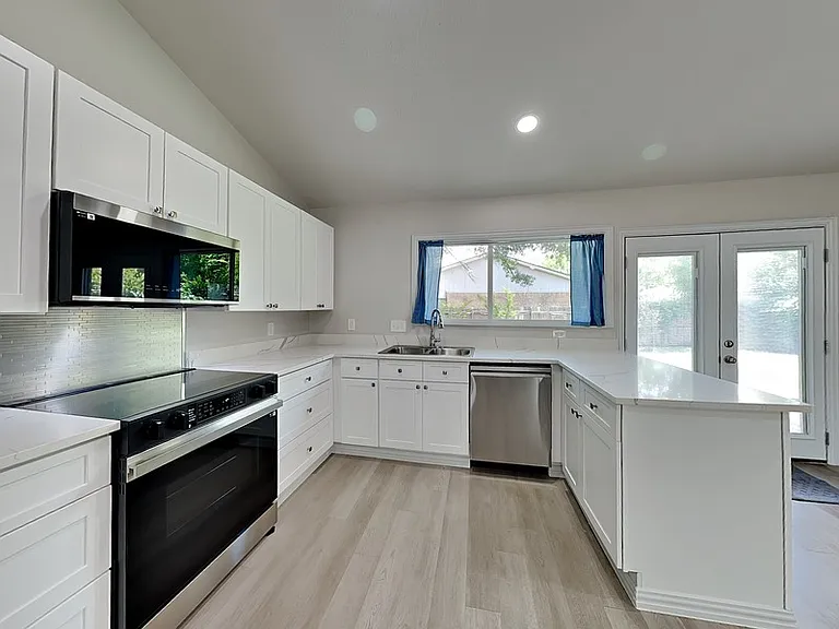 4348 Spindletree Ln — Photo 2