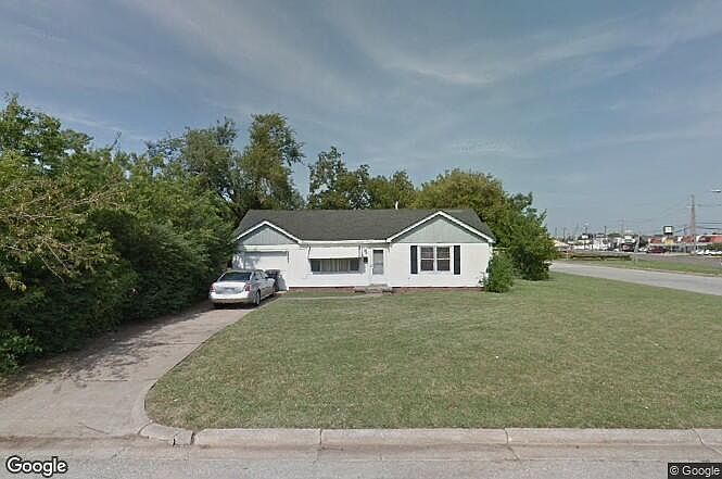 1st image of 2901 W Fairfield Ave