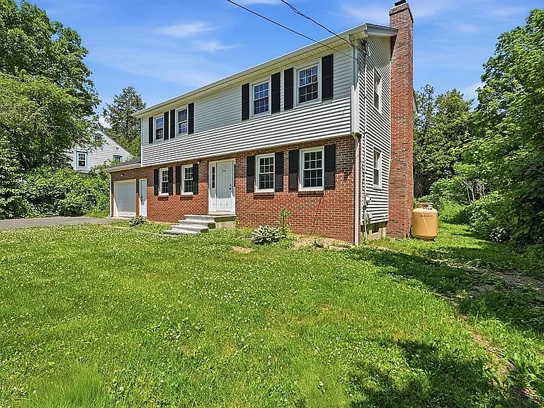 1107 N Pleasant St — Photo 4