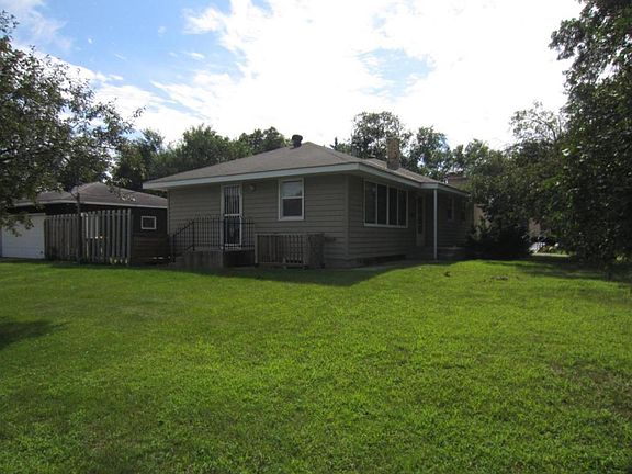 3rd image of 4501 Woodbine Ln