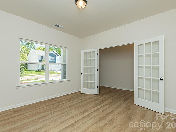 5th image of 604 Cooley Dr