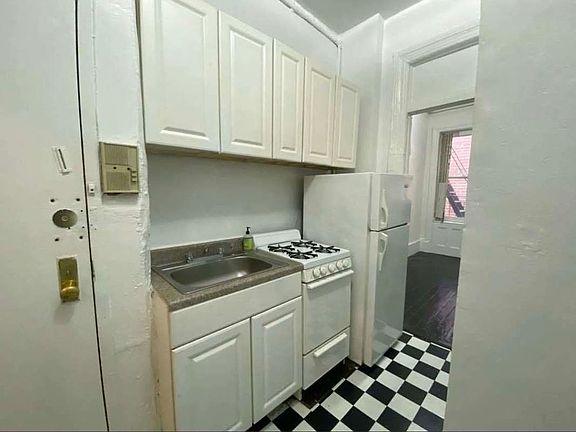 4th image of 160 1st Ave #2BB