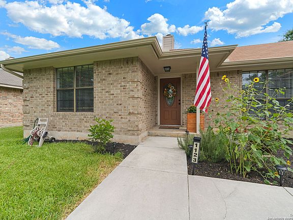 4th image of 1123 CAMELLIA LN