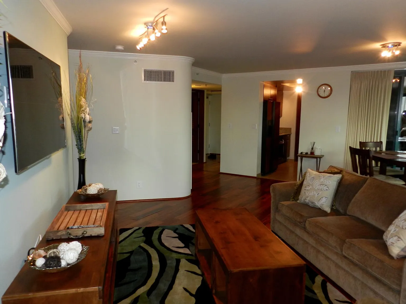 2 bed, 2.5 bath, 1324 sqft, $5,000 — Photo 3
