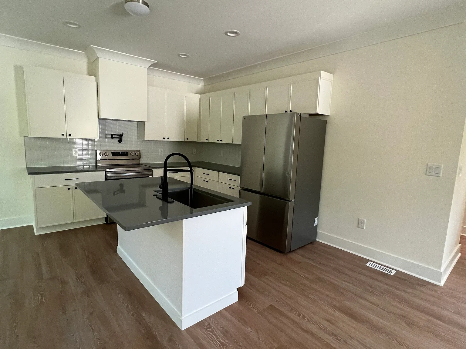 3 bed, 2.5 bath, 1800 sqft, $2,700 — Photo 4