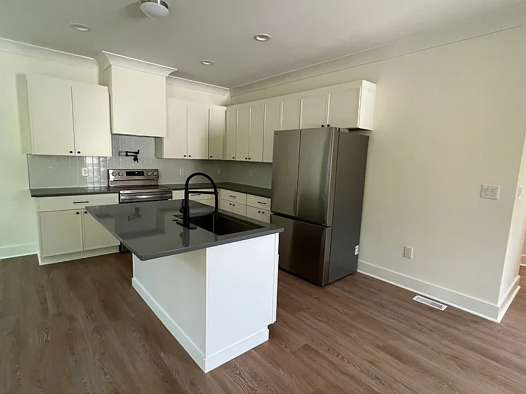 220 Nelson Ave — Photo 4