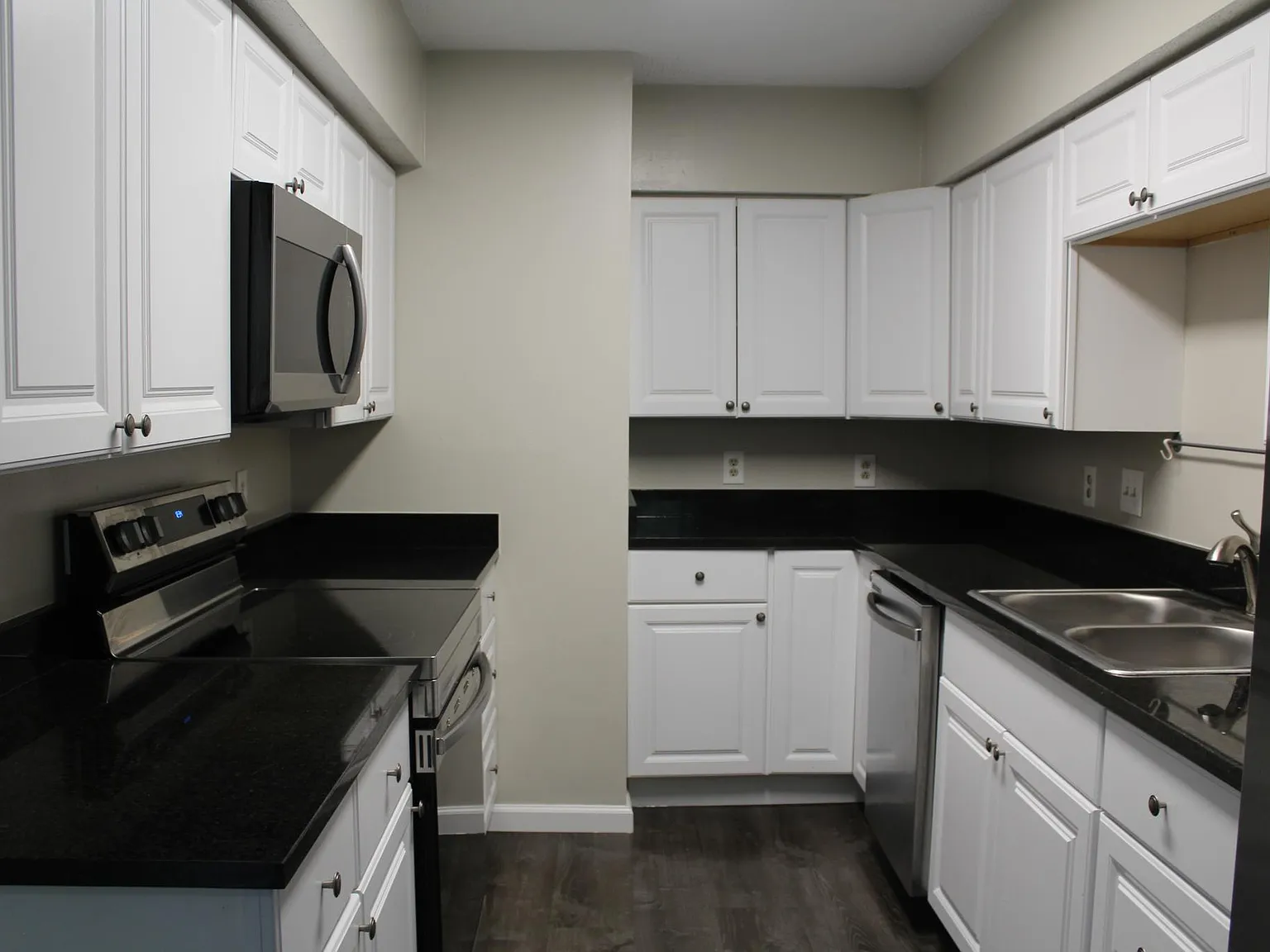 2 bed, 914 sqft, $1,550 — Photo 2