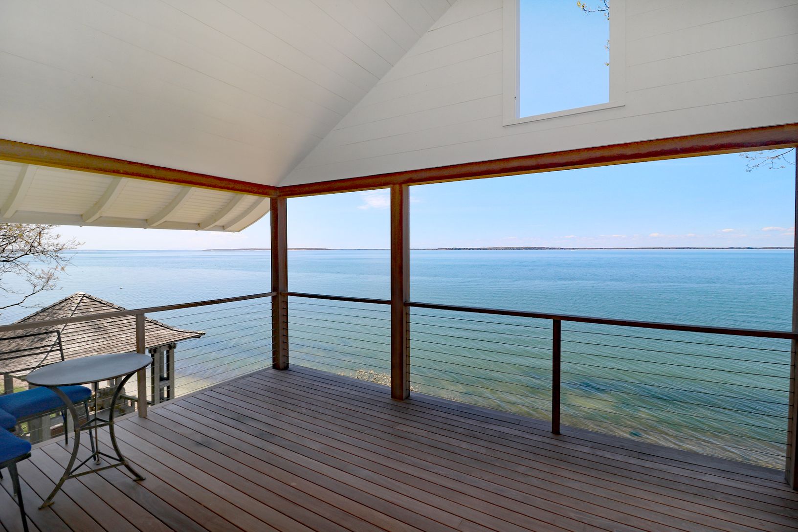  Master bedroom balcony. 