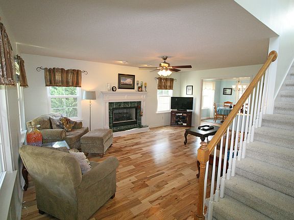 3rd image of 213 Valley Breeze Dr