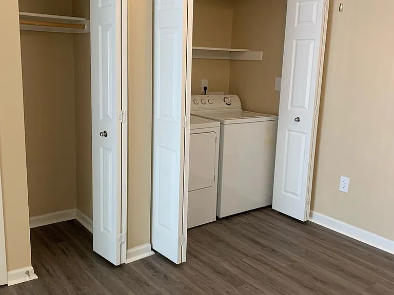 Walnut Manor Apartments — Photo 34