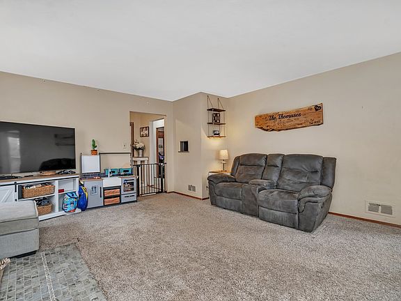 4th image of 915 Meadow Ave