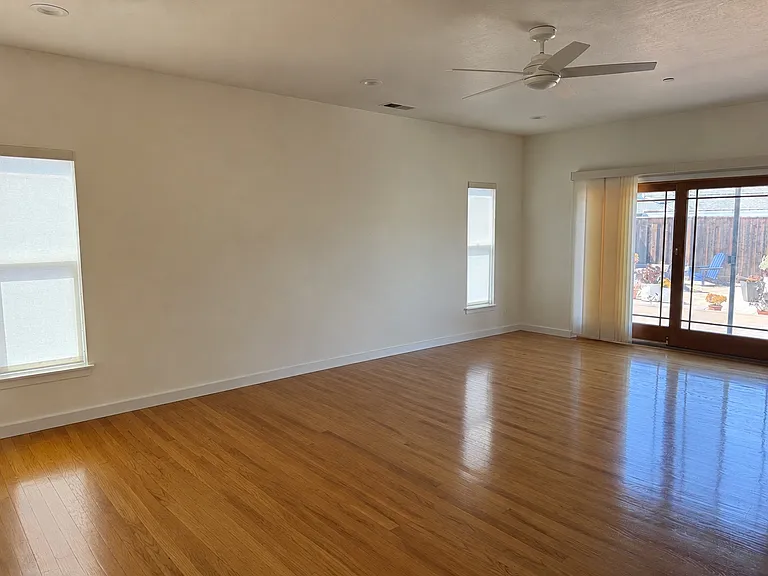 1079 Durham Ct — Photo 3