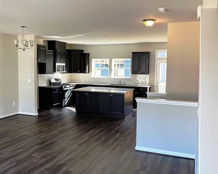 1013 Larabee Ln — Photo 10