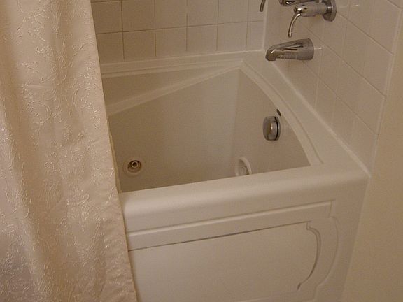 New Jacuzzi Tub with 8 jets