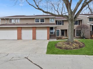 223 Winding Oak Ln, Buffalo Grove, IL 60089