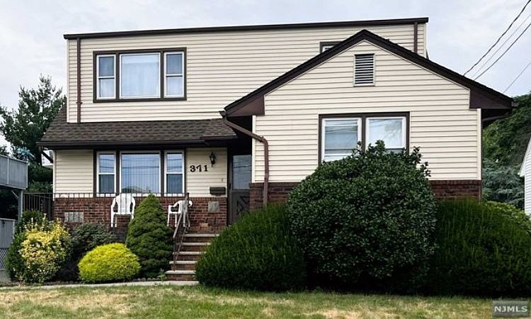 2nd image of 371 Woodcrest Pl