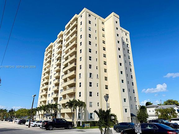 2nd image of 900 NE 18th Ave APT 304