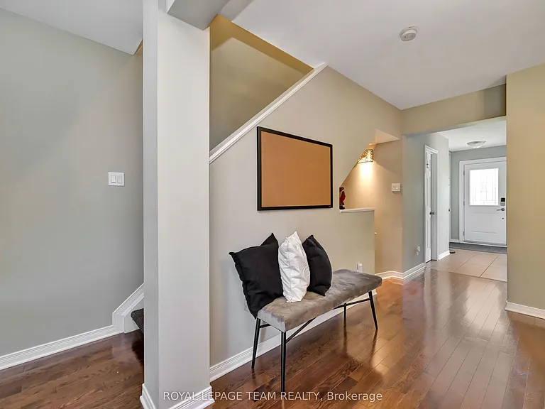 53 Thornbury Cres — Photo 4