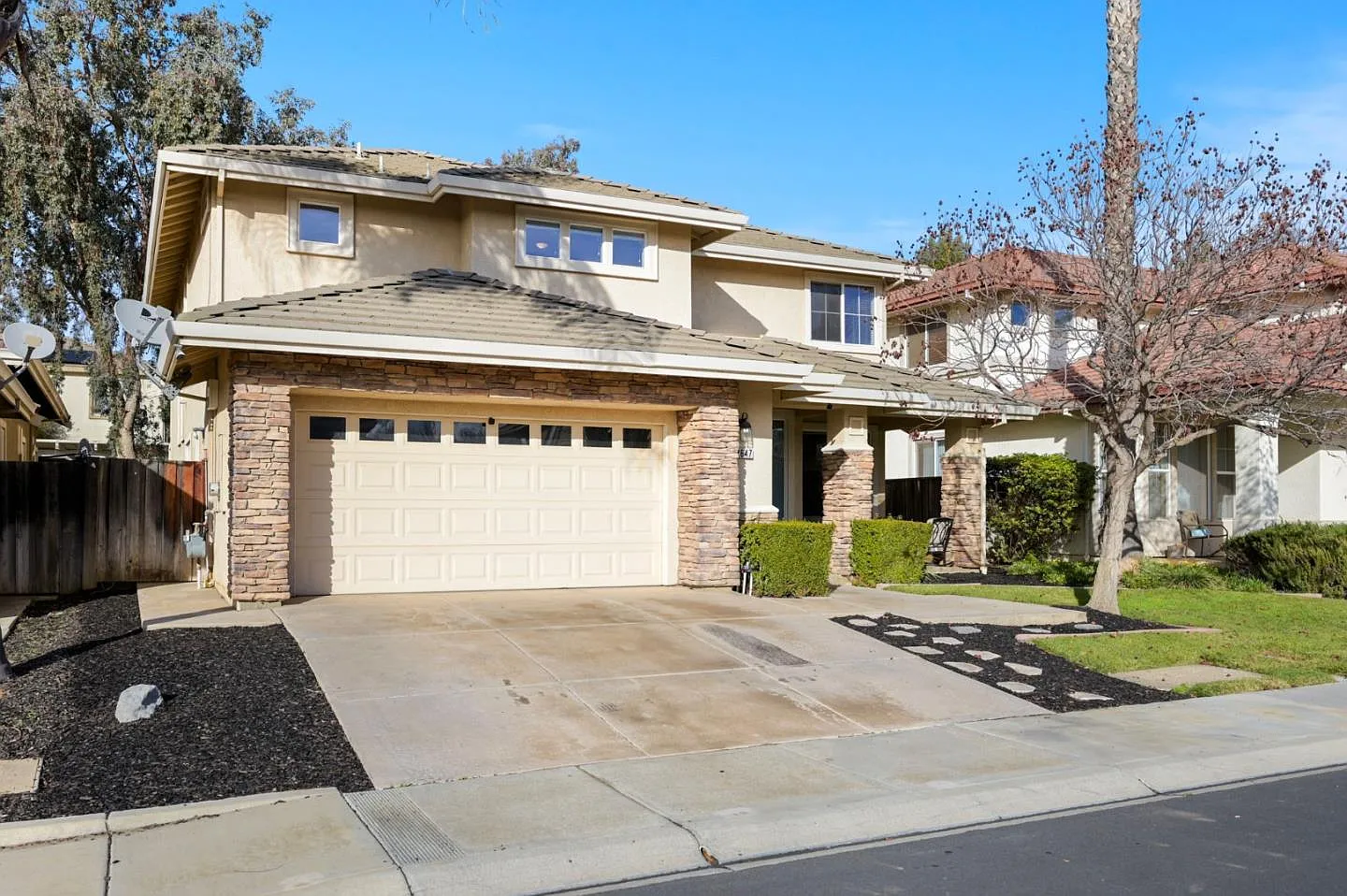 2647 Crescent Way photo 1