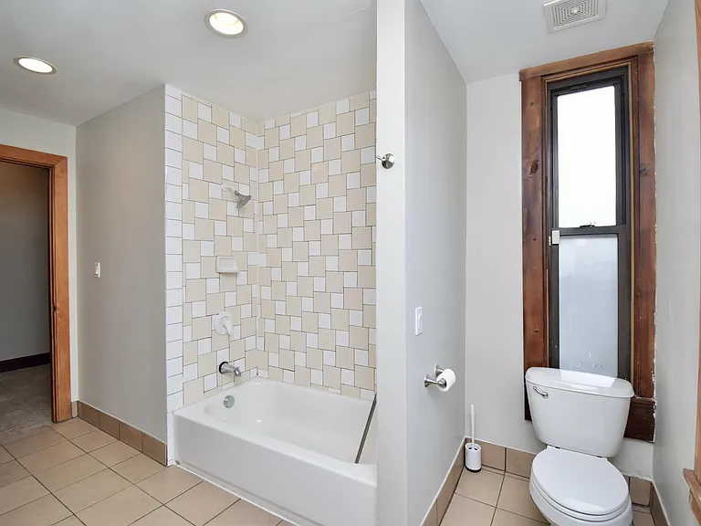 522 E 12th St #1 — Photo 9