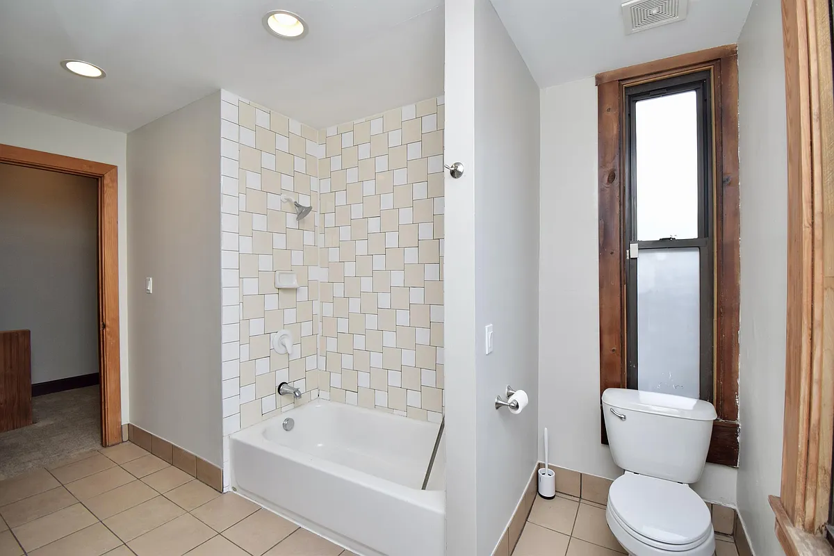 Building Photo - 522 E 12th St #1