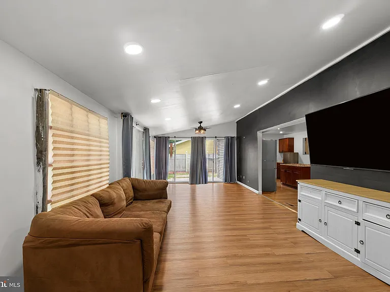 103 Holbrook Ln — Photo 18