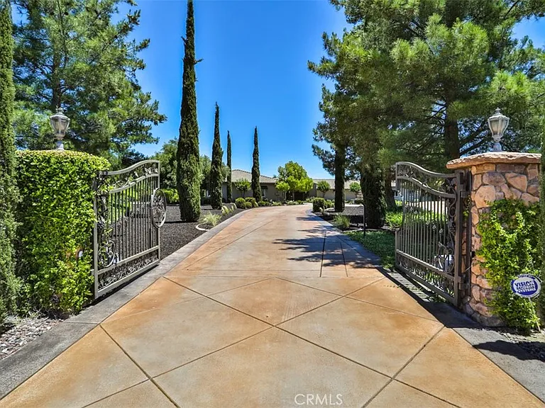 39520 Colleen Way — Photo 1