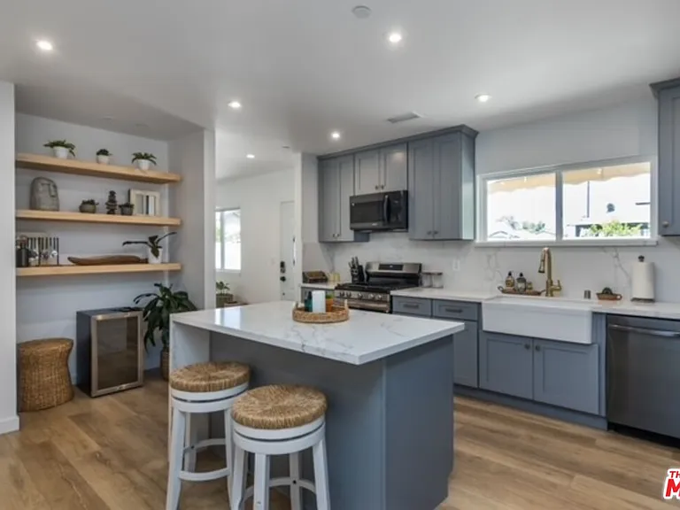 23028 Burbank Blvd — Photo 15