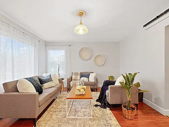712 E 39th Ave — Photo 3