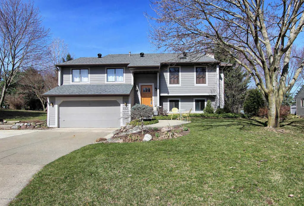 6831 Hermoso Ct NE photo 1