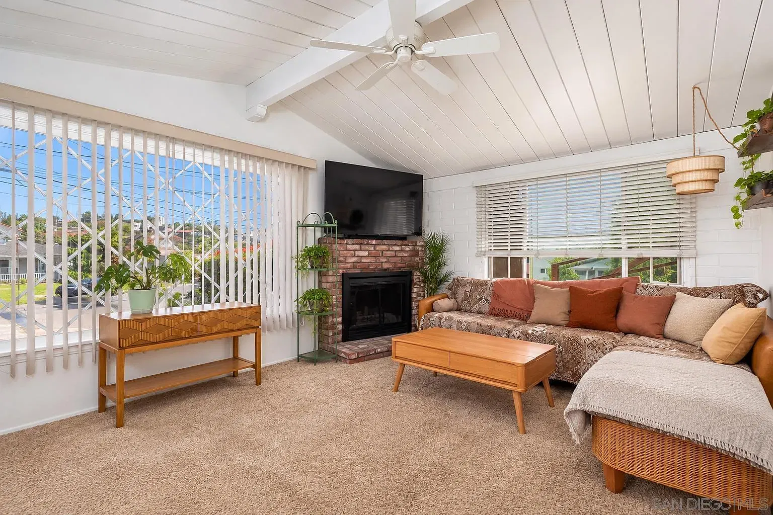 2 bed, 1.0 bath, 884 sqft — Photo 3
