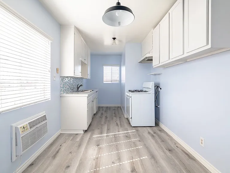 123 N Spruce St — Photo 2