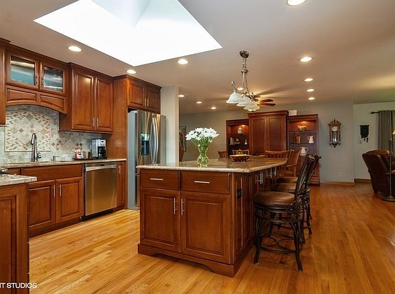 5th image of 412 Kingsway Dr