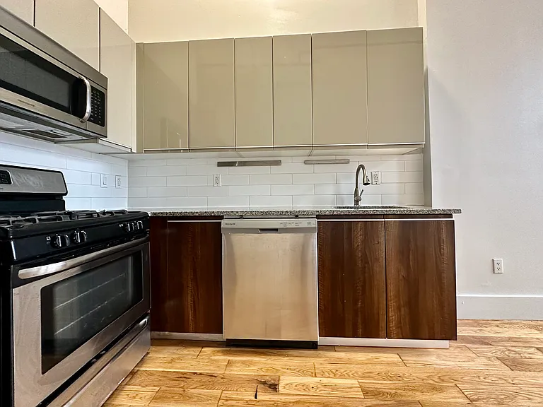 564 De Kalb Ave #110 — Photo 6